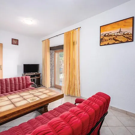 2 Bedroom Gorgeous In Marcenagla Holiday home Marcenegla